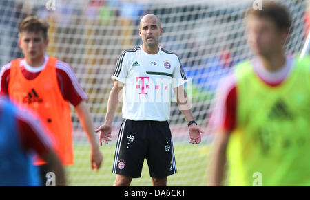 Arco, Italie. Le 04 juillet, 2013. L'entraîneur-chef de Munich Pep Guardiola mène à la pratique le camp d'entraînement du FC Bayern Munich de Arco, Italie, 04 juillet 2013. L'équipe se prépare pour la prochaine saison au camp d'entraînement à Arco à partir du 04 au 12 juillet 2013. Photo : Karl-Josef Opim/dpa/Alamy Live News Banque D'Images