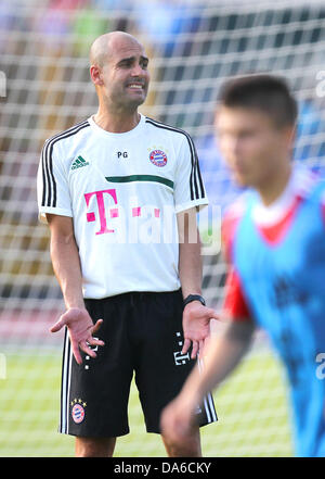 Arco, Italie. Le 04 juillet, 2013. L'entraîneur-chef de Munich Pep Guardiola mène à la pratique le camp d'entraînement du FC Bayern Munich de Arco, Italie, 04 juillet 2013. L'équipe se prépare pour la prochaine saison au camp d'entraînement à Arco à partir du 04 au 12 juillet 2013. Photo : Karl-Josef Opim/dpa/Alamy Live News Banque D'Images