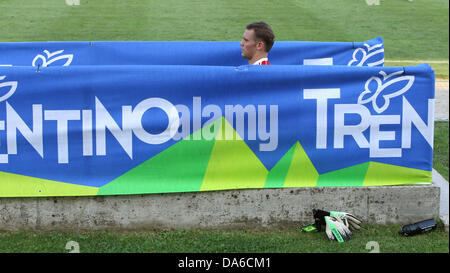 Arco, Italie. Le 04 juillet, 2013. Gardien de Munich Manuel Neuer quitte le terrain en bas de quelques escaliers avant le camp d'entraînement du FC Bayern Munich de Arco, Italie, 04 juillet 2013. L'équipe se prépare pour la prochaine saison au camp d'entraînement à Arco à partir du 04 au 12 juillet 2013. Photo : Karl-Josef Opim/dpa/Alamy Live News Banque D'Images