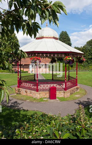 Kiosque du parc Victoria à Newbury, Berkshire, England, GB, UK, construit dans les années 30. Banque D'Images