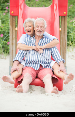 Un sourire d happy senior couple at the beach Banque D'Images