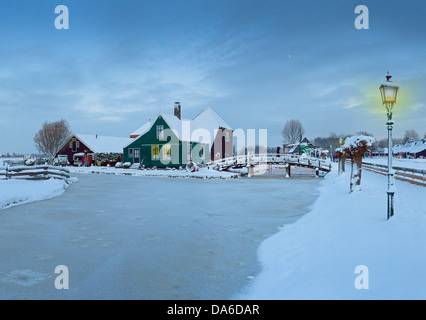 Hollande, Pays-Bas, Europe, Zaandam, en plein air, le musée, le Zaanse Schans, ferme, eau, hiver, neige, glace, Banque D'Images