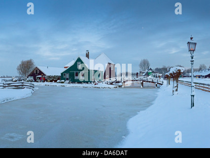 Hollande, Pays-Bas, Europe, Zaandam, en plein air, le musée, le Zaanse Schans, ferme, eau, hiver, neige, glace, Banque D'Images