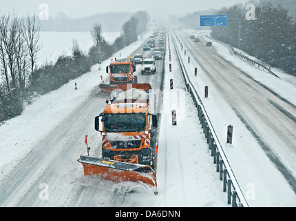 Les véhicules de déneigement sur une autoroute près de Francfort, Allemagne. Banque D'Images