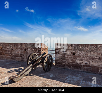 Old cannon dans Fort Mehrangarh surplombant la ville, Jodhpur, Rajasthan, India Banque D'Images