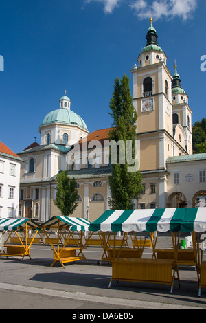 Les étals du marché à l'extérieur de l'église de Saint Nicolas à Ljubljana, Slovénie, Europe Banque D'Images