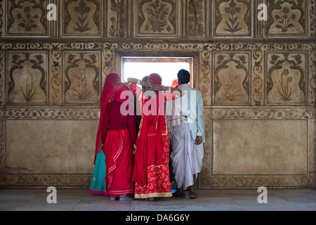 Groupe de visiteurs Indiens, en belvédère de Khas Mahal, le Fort Rouge Banque D'Images