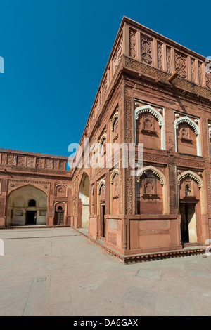 Les éléments décoratifs en grès sculpté sur la façade de Jahangiri Mahal, le Fort Rouge Banque D'Images