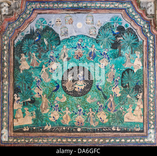 Dieu Krishna et les Gopis ou filles berger d'effectuer la Rasa Lila, danse ou peinture murale fresque peinte avec Banque D'Images