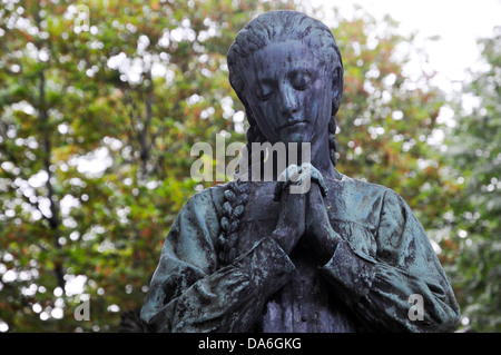 Statue d'une femme en prière au cimetière du Père-Lachaise, Paris, Ile-de-France, France Banque D'Images