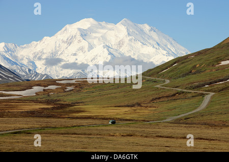 Une navette de l'Denali National Park et préserver la toundra de passage avec vue sur le Mt McKinley à l'arrière Banque D'Images