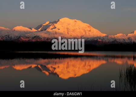 Mt McKinley au coucher du soleil, avec des reflets dans l'étang de réflexion Banque D'Images