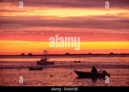 USA, United States, Amérique, Massachusetts, Chatham, en Amérique du Nord, Côte Est, MA, Cape Cod, le lever du soleil, plage, bateaux, matin, su Banque D'Images