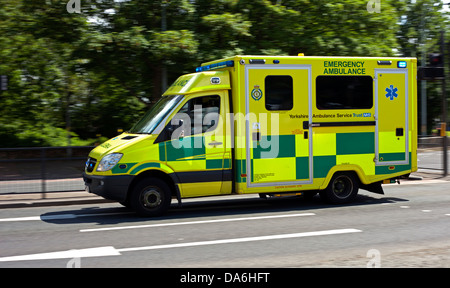 Ambulance accélération sur façon d'urgence, Hull, Yorkshire, Angleterre, Royaume-Uni Banque D'Images