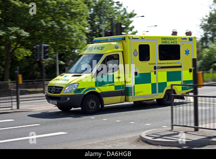 Ambulance accélération sur façon d'urgence, Hull, Yorkshire, Angleterre, Royaume-Uni Banque D'Images