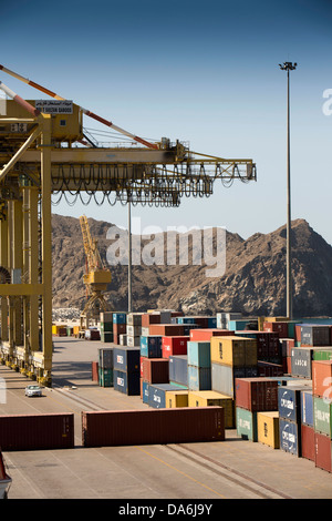 Oman, Muscat, port de conteneurs, conteneurs en attente d'être chargées sur navire Banque D'Images