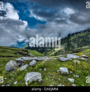 Paysage de montagne dans l'Himalaya. La vallée de Kullu, Himachal Pradesh, Inde Banque D'Images
