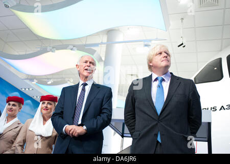 Londres, Royaume-Uni. 5 juillet, 2013. Le président d'Emirates Airline, Tim Clark (L) et le maire de Londres, Boris Johnson (R) prendre la parole lors du lancement de l'expérience de l'Aviation Emirates : Piero Crédit/Cruciatti Alamy Live News Banque D'Images