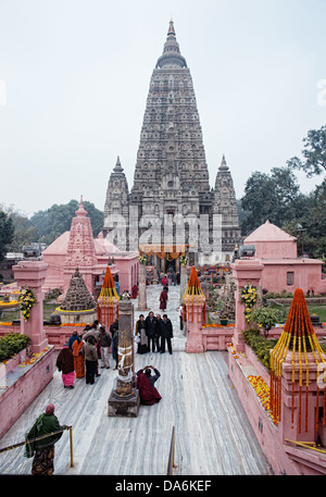 Pèlerins bouddhistes en temple de la Mahabodhi. Bodhgaya, , Bihar, Inde Banque D'Images