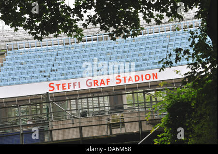 « Steffi Graf Stadion" lit l'inscription sur le stand du stade de tennis sur les terrains de tennis sur gazon-, Turner-Clubs (LTTC) Rot-Weiß-Berlin, accueil de tennis player Sabine Lisicki à Berlin, Allemagne, 06 juillet 2013. Le 06 juillet 2013 Lisicki joue dans la finale de Wimbledon. Photo : PAUL ZINKEN Banque D'Images