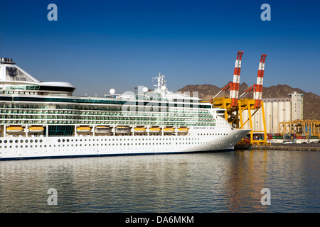 Oman, Muscat, port Sultan Qaboos, Serenade of the Seas Cruise ship Banque D'Images