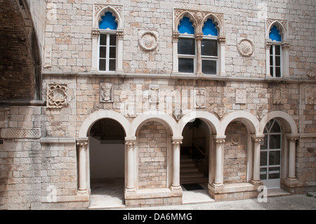 Cour intérieure de l'hôtel de ville de Trogir, Croatie, Croatie, Općinska palača Banque D'Images