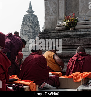 Moines priant autour du temple de la Mahabodhi. Bodhgaya, Bihar, Inde Banque D'Images