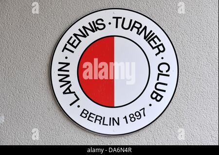 (ILLUSTRATION) une illustration photo montre le logo du club à un mur sur le terrain de tennis sur gazon-, Turner-Clubs (LTTC) Rot-Weiß-Berlin, accueil de joueur de tennis professionnel Sabine Lisicki, à Berlin, Allemagne, 05 juillet 2013. Le 06 juillet Lisicki joue dans la finale de Wimbledon. Photo : PAUL ZINKEN Banque D'Images