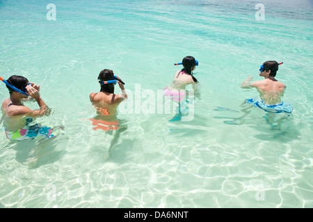 Les amis de la plongée avec tuba. Banque D'Images