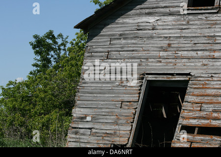 Une ancienne grange en train de s'effondrer sur une ferme abandonnée de printemps à Morden, Manitoba, Canada Banque D'Images