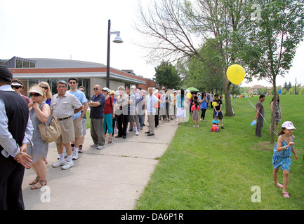 Les gens faisant la queue dans un parc le 23 juin 2013 à Toronto, Canada Banque D'Images