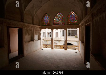 Miroir et vitraux, travaux à Khan-e Tabatabei, maison traditionnelle restaurée à Kashan, Iran Central Banque D'Images