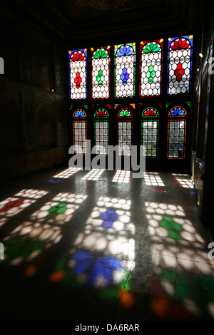 Les vitraux de l'Narenjistan-e Ghavam pavilion, Shiraz Iran Banque D'Images