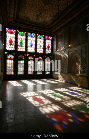 Les vitraux de l'Narenjistan-e Ghavam pavilion, Shiraz Iran Banque D'Images