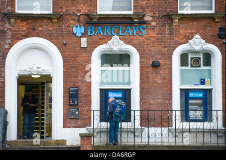 BARCLAYS banque avec des distributeurs de billets l'Université de Leeds en direction de Leeds West Yorkshire Angleterre UK Banque D'Images