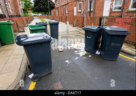 Les déchets ménagers wheelie bins sur coin de rue dans la région de Leeds West Yorkshire Angleterre UK Banque D'Images