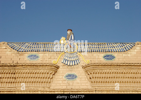 Symbole Fravahar au dessus de l'entrée du temple du feu zoroastrien ou Ateshkadeh, Yazd, au centre de l'Iran