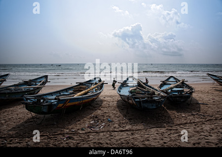 Bateaux sur la plage. Puri, Orissa, Inde Banque D'Images