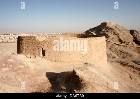 Les tours du silence zoroastrienne (Zartoshtiyun Dakhmeh-ye), Yazd, au centre de l'Iran Banque D'Images