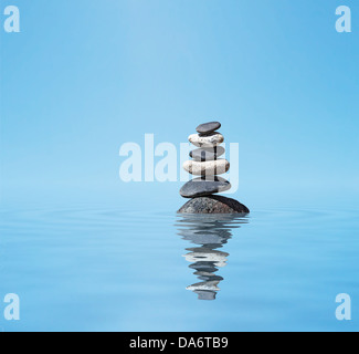 Contexte - la méditation Zen stones équilibré dans l'eau de la pile avec la réflexion Banque D'Images