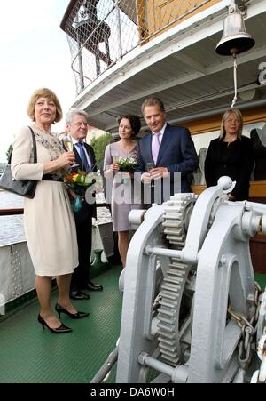 Savonlinna, Finlande. 05 juillet, 2013. Gouvernement fédéral Le Président Joachim Gauck et son partenaire Daniela Schadt (L) sont accueillis par le président Sauli Niinistö finition et sa femme Jenni Haukio sur un navire à Savonlinna, Finlande, 05 juillet 2013. Gauck veut favoriser la coopération culturelle et à la poursuite du dialogue sur la politique de l'UE. Photo : WOLFGANG KUMM/dpa/Alamy Live News Banque D'Images