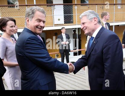 Savonlinna, Finlande. 05 juillet, 2013. Gouvernement fédéral Le Président Joachim Gauck (R) est accueilli par le président Sauli Niinistö finition et sa femme Jenni Haukio (L) à Savonlinna, Finlande, 05 juillet 2013. Gauck veut favoriser la coopération culturelle et à la poursuite du dialogue sur la politique de l'UE. Photo : WOLFGANG KUMM/dpa/Alamy Live News Banque D'Images