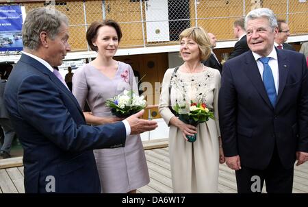 Savonlinna, Finlande. 05 juillet, 2013. Gouvernement fédéral Le Président Joachim Gauck (R) et son partenaire Daniela Schadt (2-R) sont accueillis par le président Sauli Niinistö finition et sa femme Jenni Haukio à Savonlinna, Finlande, 05 juillet 2013. Gauck veut favoriser la coopération culturelle et à la poursuite du dialogue sur la politique de l'UE. Photo : WOLFGANG KUMM/dpa/Alamy Live News Banque D'Images