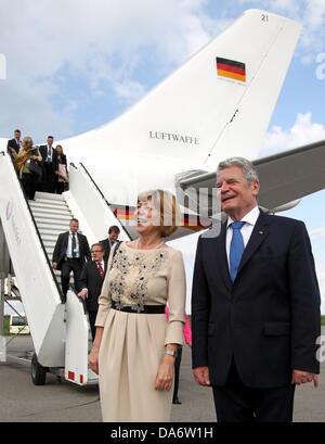 Savonlinna, Finlande. 05 juillet, 2013. Gouvernement fédéral Le Président Joachim Gauck et son partenaire Daniela Schadt et la délégation a dû quitter l'avion du gouvernement le retour escaliers parce que l'homme passerelle était cassé dans Savonlinna, Finlande, 05 juillet 2013. Gauck veut favoriser la coopération culturelle et à la poursuite du dialogue sur la politique de l'UE. Photo : WOLFGANG KUMM/dpa/Alamy Live News Banque D'Images