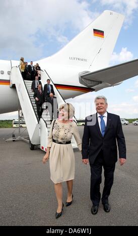 Savonlinna, Finlande. 05 juillet, 2013. Gouvernement fédéral Le Président Joachim Gauck et son partenaire Daniela Schadt et la délégation a dû quitter l'avion du gouvernement le retour escaliers parce que l'homme passerelle était cassé dans Savonlinna, Finlande, 05 juillet 2013. Gauck veut favoriser la coopération culturelle et à la poursuite du dialogue sur la politique de l'UE. Photo : WOLFGANG KUMM/dpa/Alamy Live News Banque D'Images