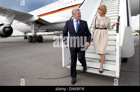 Savonlinna, Finlande. 05 juillet, 2013. Gouvernement fédéral Le Président Joachim Gauck et son partenaire Daniela Schadt quitter l'avion du gouvernement le retour escaliers parce que l'homme passerelle était cassé dans Savonlinna, Finlande, 05 juillet 2013. Gauck veut favoriser la coopération culturelle et à la poursuite du dialogue sur la politique de l'UE. Photo : WOLFGANG KUMM/dpa/Alamy Live News Banque D'Images