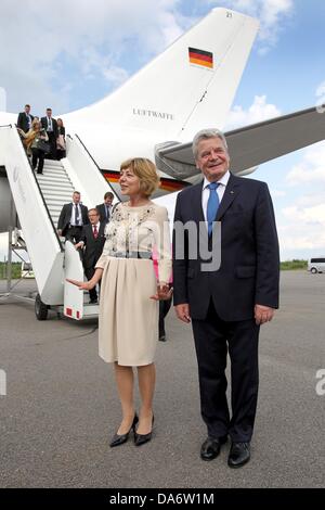 Savonlinna, Finlande. 05 juillet, 2013. Gouvernement fédéral Le Président Joachim Gauck et son partenaire Daniela Schadt et la délégation a dû quitter l'avion du gouvernement le retour escaliers parce que l'homme passerelle était cassé dans Savonlinna, Finlande, 05 juillet 2013. Gauck veut favoriser la coopération culturelle et à la poursuite du dialogue sur la politique de l'UE. Photo : WOLFGANG KUMM/dpa/Alamy Live News Banque D'Images