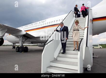 Savonlinna, Finlande. 05 juillet, 2013. Gouvernement fédéral Le Président Joachim Gauck et son partenaire Daniela Schadt et la délégation doivent quitter l'avion du gouvernement le retour escaliers parce que l'homme passerelle était cassé dans Savonlinna, Finlande, 05 juillet 2013. Gauck veut favoriser la coopération culturelle et à la poursuite du dialogue sur la politique de l'UE. Photo : WOLFGANG KUMM/dpa/Alamy Live News Banque D'Images