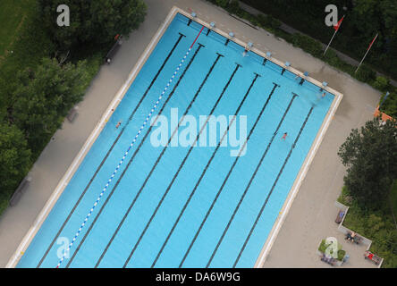 Cinq personnes se baigner dans la piscine publique à Freiburg, Allemagne, 05 juillet 2013. Seulement peu de gens viennent aux bains publics en raison de la température fraîche. Photo : FELIX KAESTLE Banque D'Images