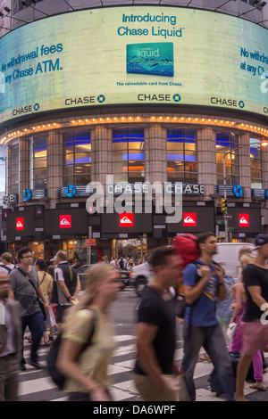 La publicité pour la JPMorgan Chase Bank au sommet d'une succursale à Times Square à New York le lundi, Juillet 1, 2013. (© Richard B. Levine) Banque D'Images